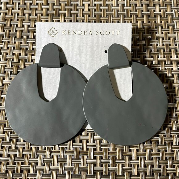 KENDRA SCOTT Diane Grey Matte Statement Earrings Hammered Metal-Retired - Picture 3 of 8